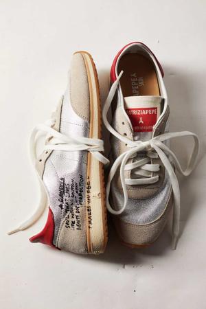 Laminowane sneakersy Running SKIN z napisem