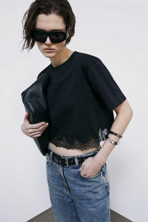 T-shirt crooped z koronką