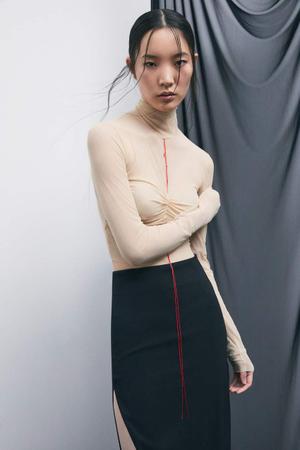 Top „My SKIN Tailoring” z tiulu z wysokim kołnierzem