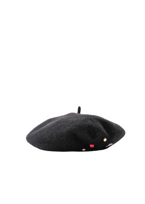 Beret z ćwiekami