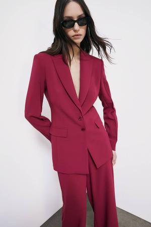 Dopasowany blazer z krepy