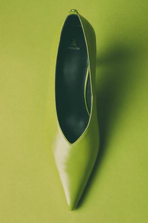 Czółenka New Minimal Shape z lakierowanej skóry