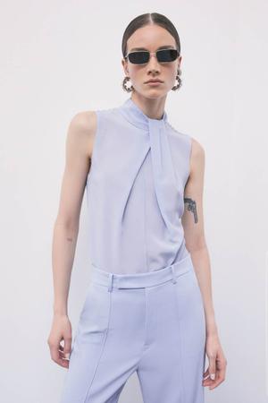 Jedwabna bluzka ze stójką i zakładkami