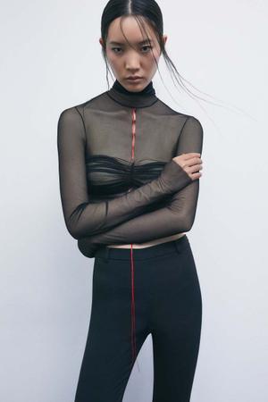 Top „My SKIN Tailoring” z tiulu z wysokim kołnierzem