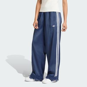 SPODNIE DRESOWE ADIDAS ORIGINALS FIREBIRD Z SATYNY O LUŹNYM KROJU Z KORONKOWYMI DETALAMI
